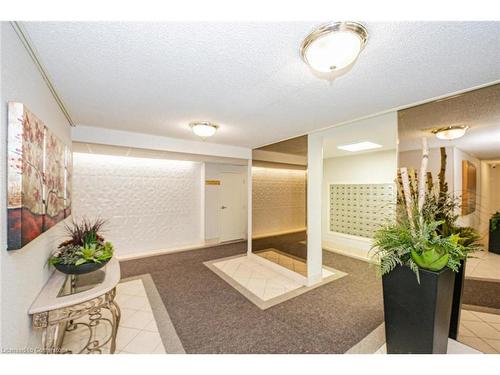 304-18 Knightsbridge Road, Peel, ON - Indoor Photo Showing Other Room