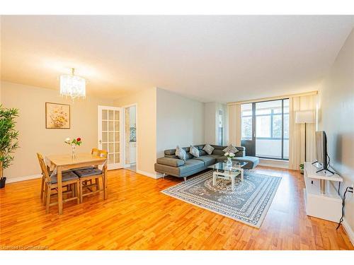 304-18 Knightsbridge Road, Peel, ON - Indoor Photo Showing Living Room