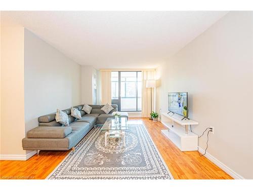 304-18 Knightsbridge Road, Peel, ON - Indoor Photo Showing Living Room