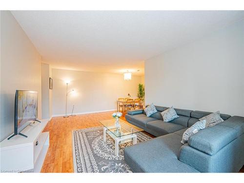 304-18 Knightsbridge Road, Peel, ON - Indoor Photo Showing Living Room