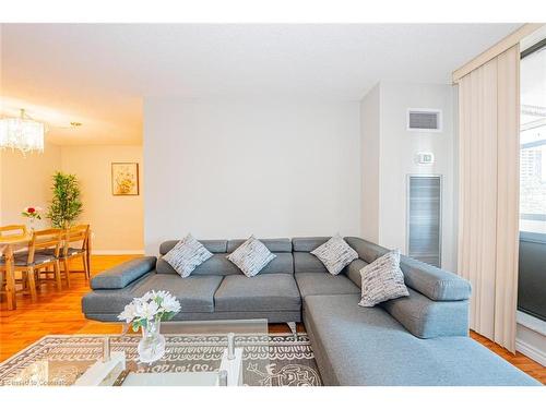 304-18 Knightsbridge Road, Peel, ON - Indoor Photo Showing Living Room