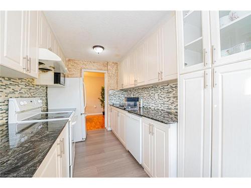 304-18 Knightsbridge Road, Peel, ON - Indoor Photo Showing Kitchen With Upgraded Kitchen