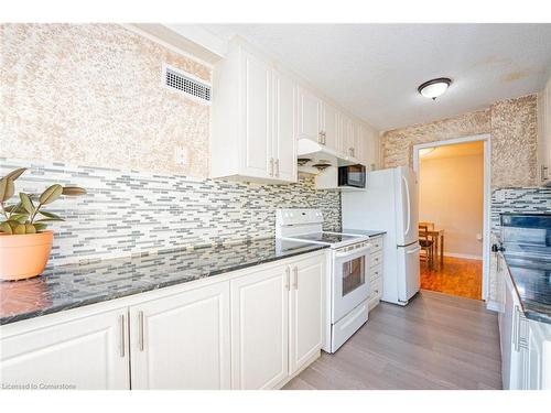 304-18 Knightsbridge Road, Peel, ON - Indoor Photo Showing Kitchen