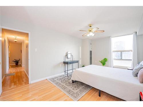 304-18 Knightsbridge Road, Peel, ON - Indoor Photo Showing Bedroom