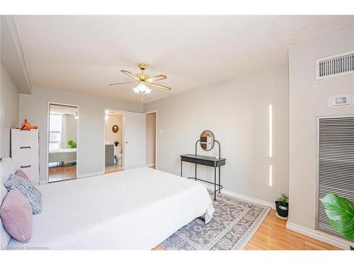 304-18 Knightsbridge Road, Peel, ON - Indoor Photo Showing Bedroom