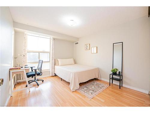 304-18 Knightsbridge Road, Peel, ON - Indoor Photo Showing Bedroom