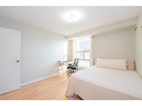 304-18 Knightsbridge Road, Peel, ON - Indoor Photo Showing Bedroom