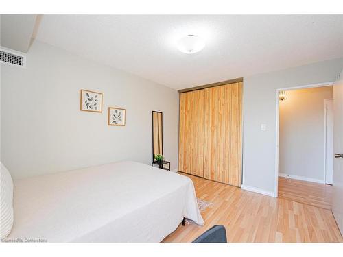 304-18 Knightsbridge Road, Peel, ON - Indoor Photo Showing Bedroom