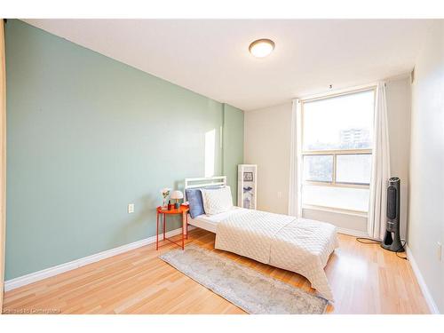 304-18 Knightsbridge Road, Peel, ON - Indoor Photo Showing Bedroom