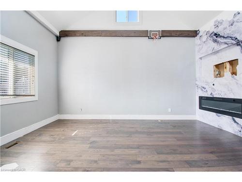 85 East 37Th Street, Hamilton, ON - Indoor Photo Showing Other Room With Fireplace