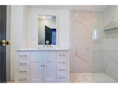 85 East 37Th Street, Hamilton, ON - Indoor Photo Showing Bathroom