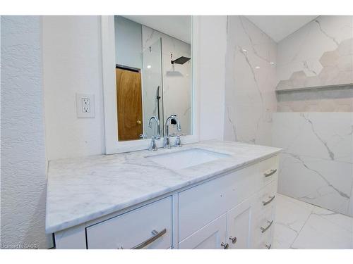 85 East 37Th Street, Hamilton, ON - Indoor Photo Showing Bathroom