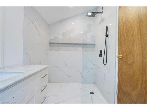 85 East 37Th Street, Hamilton, ON - Indoor Photo Showing Bathroom