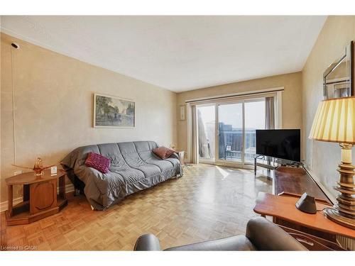 808-8 Woodman Drive S, Hamilton, ON - Indoor Photo Showing Living Room