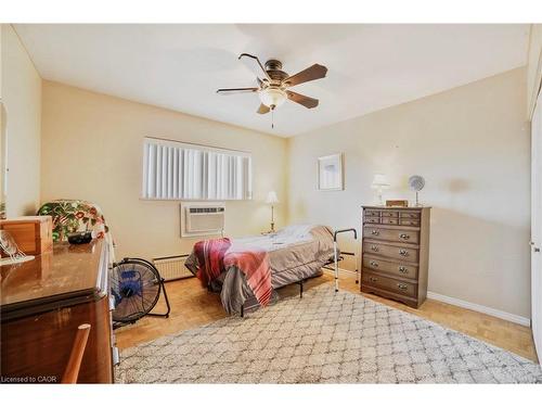 808-8 Woodman Drive S, Hamilton, ON - Indoor Photo Showing Bedroom