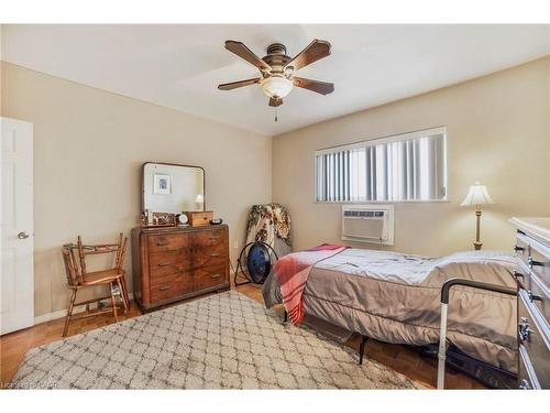 808-8 Woodman Drive S, Hamilton, ON - Indoor Photo Showing Bedroom