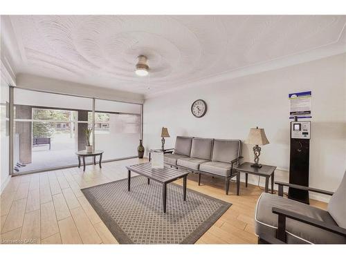 808-8 Woodman Drive S, Hamilton, ON - Indoor Photo Showing Living Room