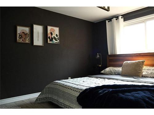 9 Duncairn Court, Hamilton, ON - Indoor Photo Showing Bedroom