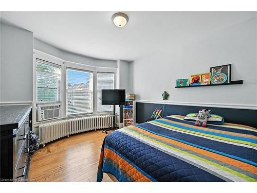 77 Proctor Boulevard, Hamilton, ON - Indoor Photo Showing Bedroom