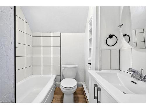 Upper-15 Warnock Street, Cambridge, ON - Indoor Photo Showing Bathroom