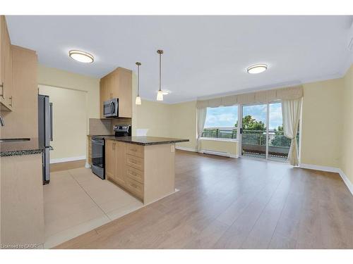 302-350 Concession Street, Hamilton, ON - Indoor Photo Showing Kitchen