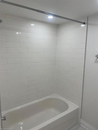 17 Fisher Crescent, Hamilton, ON - Indoor Photo Showing Bathroom