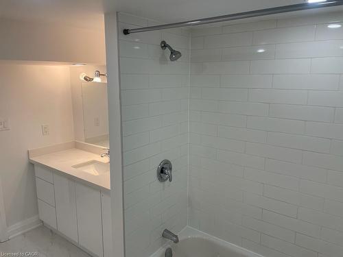 17 Fisher Crescent, Hamilton, ON - Indoor Photo Showing Bathroom