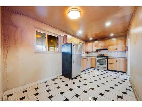 7270 Topping Road, Mississauga, ON - Indoor Photo Showing Kitchen