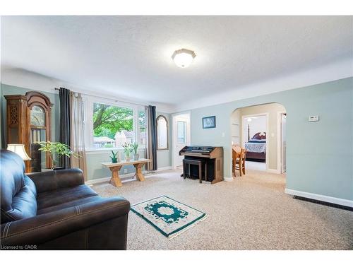 69 Bee Street, Woodstock, ON - Indoor Photo Showing Living Room