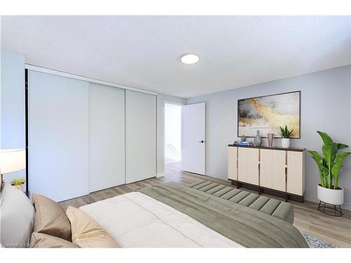 3045 Driftwood Drive, Burlington, ON - Indoor Photo Showing Bedroom