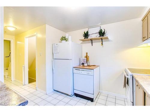 37-151 Gateshead Crescent, Stoney Creek, ON - Indoor Photo Showing Kitchen