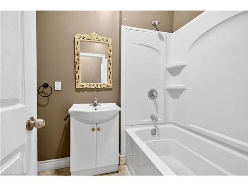 4-81 Water Street S, Cambridge, ON - Indoor Photo Showing Bathroom