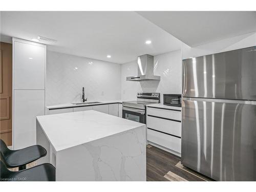 15 Andres Street, Virgil, ON - Indoor Photo Showing Kitchen With Upgraded Kitchen