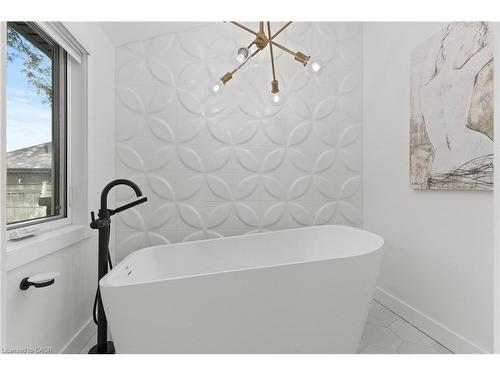 3886 Glenview Drive, Lincoln, ON - Indoor Photo Showing Bathroom
