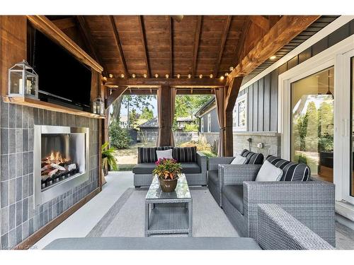 3886 Glenview Drive, Lincoln, ON - Indoor Photo Showing Living Room With Fireplace