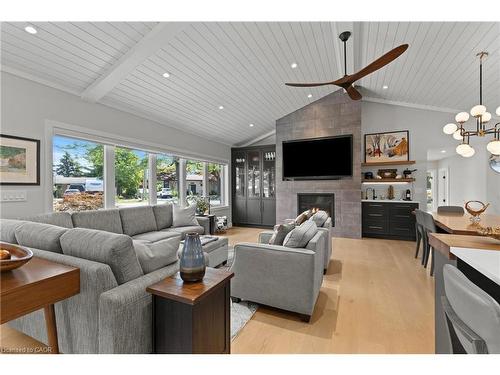 3886 Glenview Drive, Lincoln, ON - Indoor Photo Showing Living Room With Fireplace