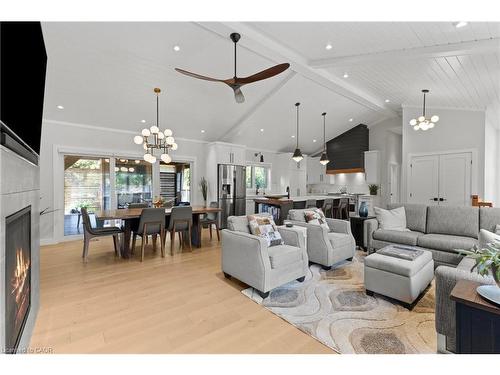 3886 Glenview Drive, Lincoln, ON - Indoor Photo Showing Living Room