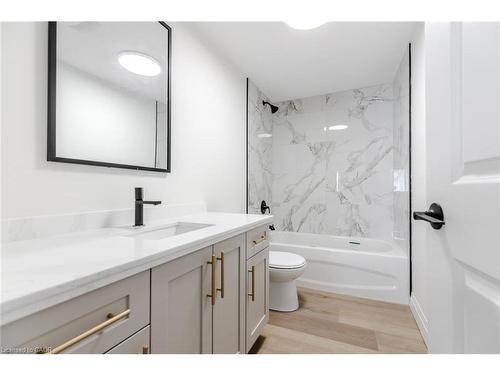 92 Pearl Street S, Hamilton, ON - Indoor Photo Showing Bathroom