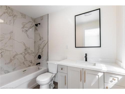 92 Pearl Street S, Hamilton, ON - Indoor Photo Showing Bathroom