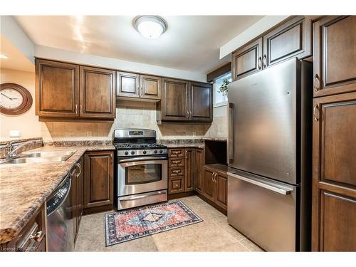 18 Konstantine Court, Hamilton, ON - Indoor Photo Showing Kitchen With Double Sink