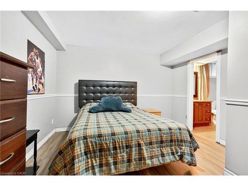 18 Konstantine Court, Hamilton, ON - Indoor Photo Showing Bedroom