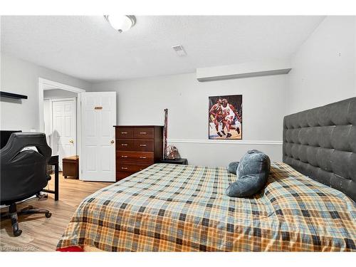 18 Konstantine Court, Hamilton, ON - Indoor Photo Showing Bedroom