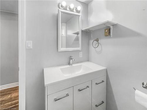 300 East 32Nd Street, Hamilton, ON - Indoor Photo Showing Bathroom