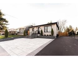 Upper-174 Roxborough Avenue  Hamilton, ON L8E 1S5