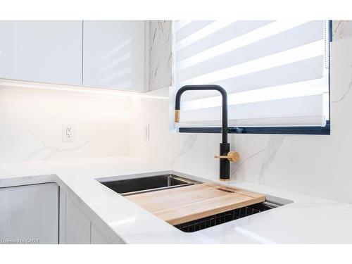 Upper-174 Roxborough Avenue, Hamilton, ON - Indoor Photo Showing Kitchen