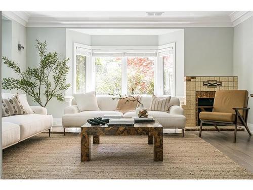 3 Oakwood Place, Hamilton, ON - Indoor Photo Showing Living Room
