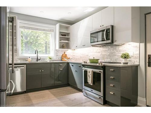 3 Oakwood Place, Hamilton, ON - Indoor Photo Showing Kitchen With Upgraded Kitchen