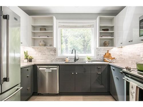 3 Oakwood Place, Hamilton, ON - Indoor Photo Showing Kitchen With Upgraded Kitchen