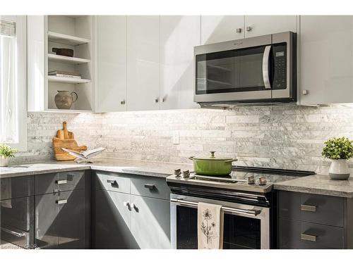 3 Oakwood Place, Hamilton, ON - Indoor Photo Showing Kitchen With Upgraded Kitchen