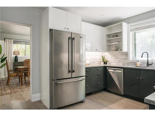 3 Oakwood Place, Hamilton, ON - Indoor Photo Showing Kitchen With Upgraded Kitchen